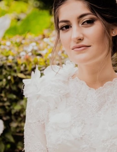 Stunning bride with elegant, flawless natural makeup